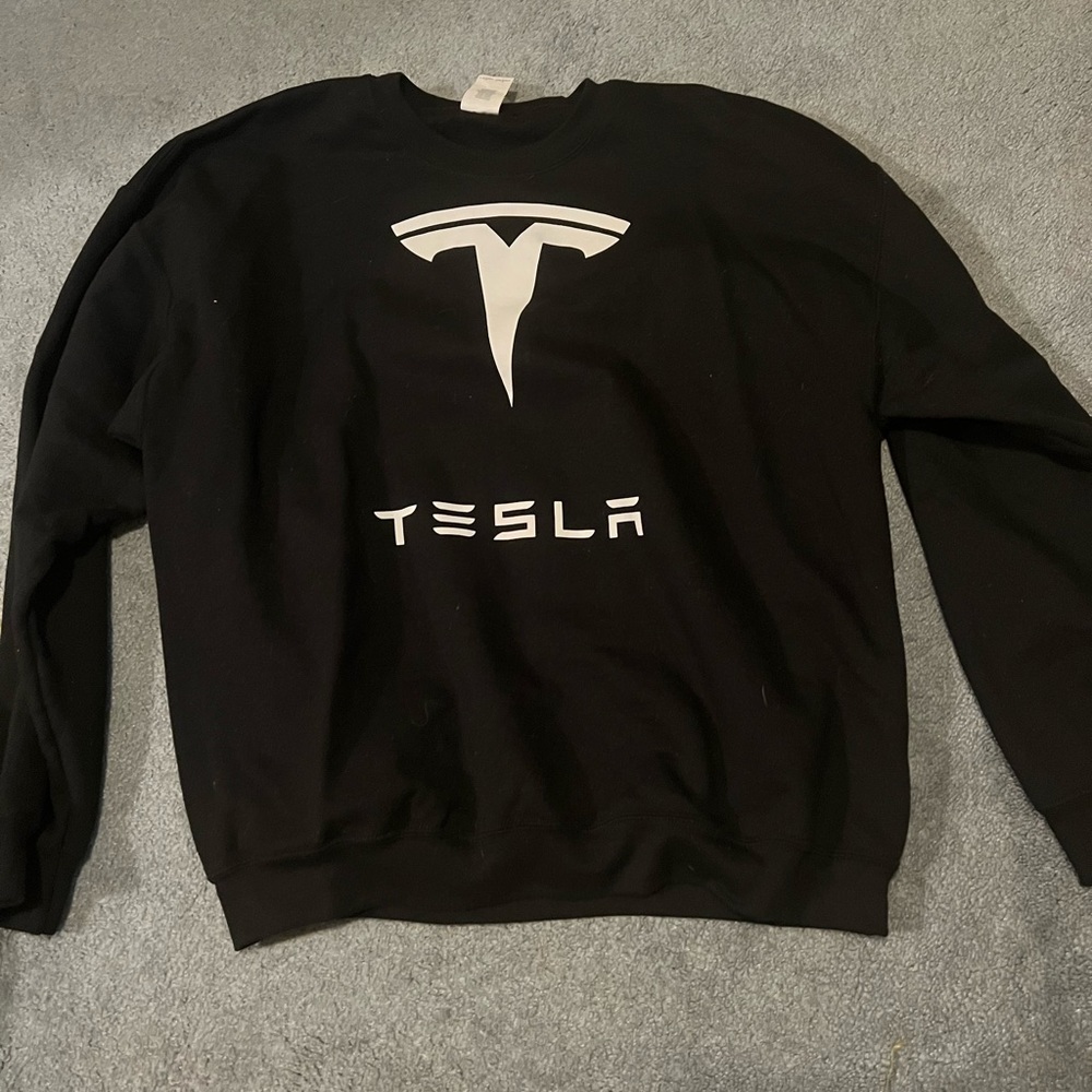 Tesla crew neck very comfortable, size extra large in black and white